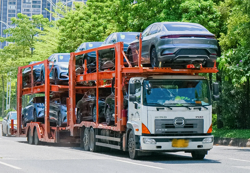 冬季气候寒冷，道路状况复杂，汽车托运也需要注意一些事项，以确保车辆安全运输。  车辆检查